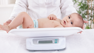 Baby Weight article, image of a baby being weighed